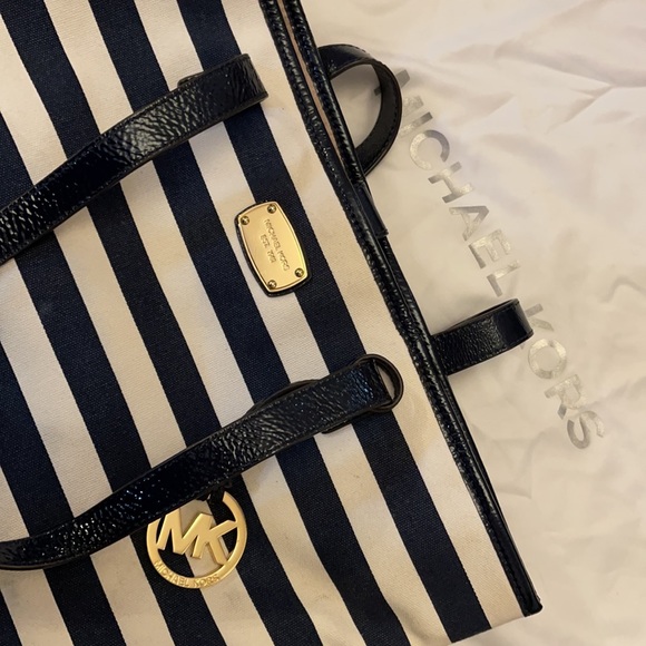 Beautiful lightly used Michael Kors bag purchased from Macy’s - Picture 5 of 9